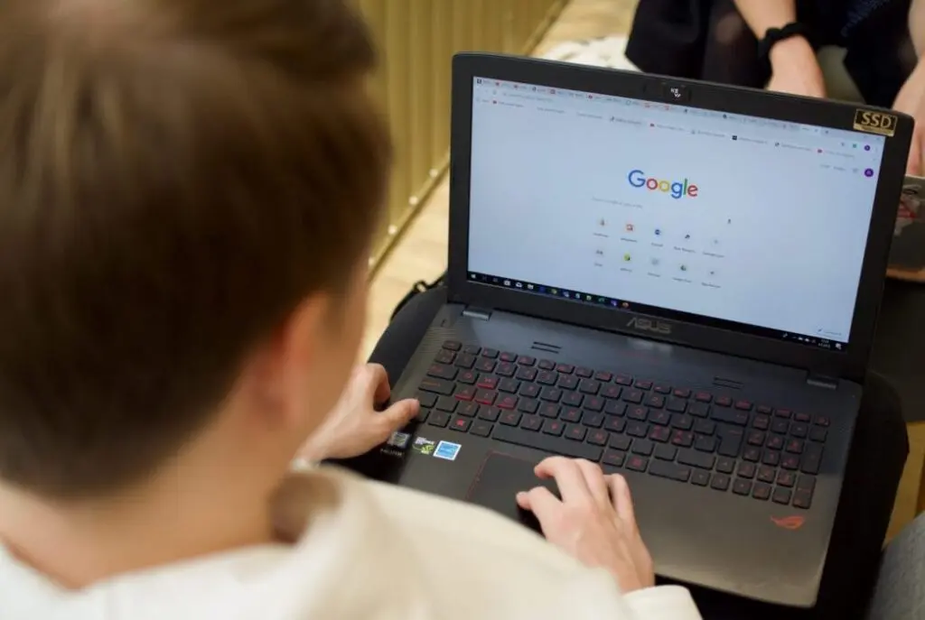 Hakukoneoptimoinnin hinta blogikuvassa Rasmus Googlessa