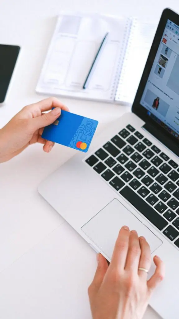 Verkko-ostosten maksaminen kortilla verkkokaupassa