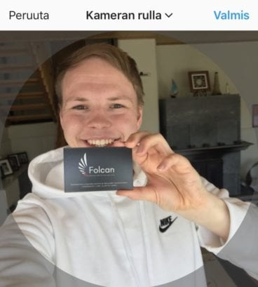 Rasmus Ranta valkoisessa hupparissa Folcanin käyntikortti kädessään
