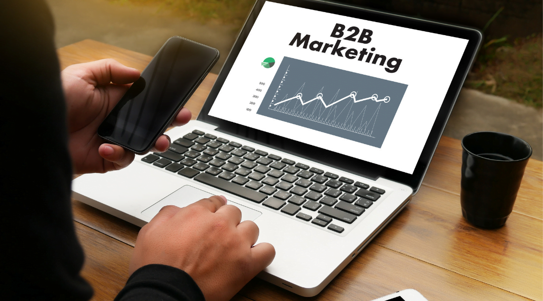 B2B sosiaalinen media -blogin kuvituskuva, jossa kannettava tietokone, jossa lukee B2B marketing
