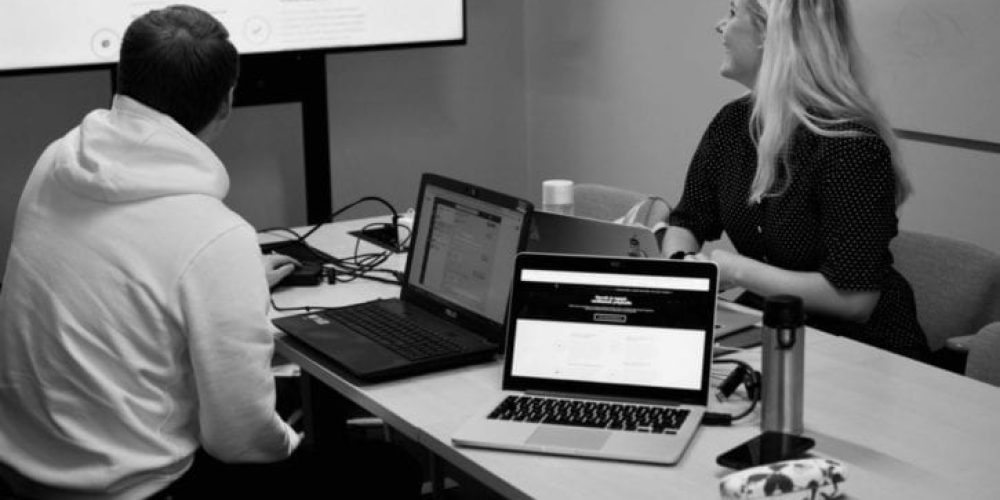 Folcan perustajat mustavalkoine kuva - yrittäjyys