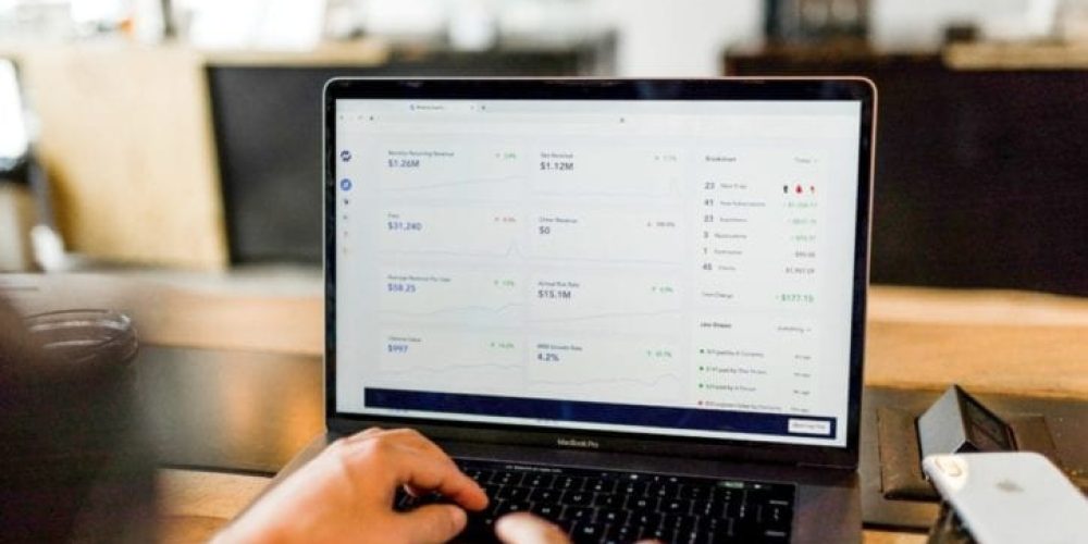 Konversio ja konversio-optimointi tumman tietokoneen ruudulla